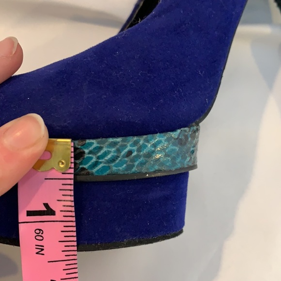 JustFab Anahi Blue Snake Print Platform Pumps - Picture 11 of 12